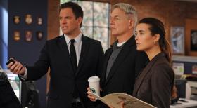 Navy CIS - Ein neuer Mordfall wartet auf Tony (Michael Weatherly, l.), Gibbs (Mark Harmon, M.) und Ziva (Cote de Pablo, r.) ... © CBS Television
