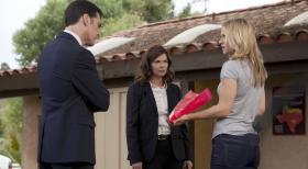 Criminal Minds - Während einer Überführung kann ein Gefangener aus Texas entkommen und lässt seine Opfer mit seinem Markenzeichen, zugenähte Münder, zurück. Das Team um Hotch (Thomas Gibson, l.), J.J. (A.J. Cook, r.) und Alex Blake (Jeanne Tripplehorn, M.) beginnt sofort mit den Ermittlungen ... © ABC Studios
