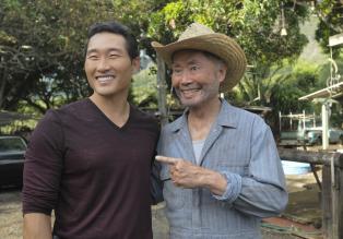 Hawaii Five-0 - Um einen neuen Fall zu lösen, sucht Chin (Daniel Dae Kim, l.) Hilfe bei seinem Onkel Choi (George Takei, r.) ... © 2012 CBS Broadcasting, Inc. All Rights Reserved.