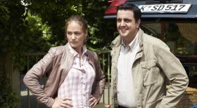 Pastewka - Ein neuer Anfang: Anne (Sonsee Neu, l.) und Bastian (Bastian Pastewka, r.) sind zwar noch nicht verheiratet, ziehen aber in eine größere Wohnung im Kölner Nobelviertel Marienburg, wo neue Überraschungen auf sie warten ... © Frank W. Hempel SAT.1