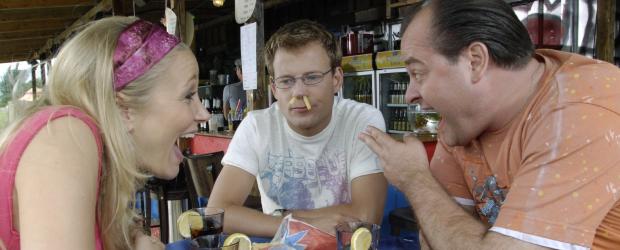 Stefan (Mathias Schlung, M.) versucht Marie (Janine Kuinze, l.) und Bernd (Markus Majowski, r.) davon zu überzeugen, dass der Film "Ein Fisch namens Wanda" nicht lustig ist, indem er sich Pommes in die Nase stopft und einen Fisch isst - was dann sehr lustig ist ... © Max Kohr Sat.1 Stefan (Mathias Schlung, M.) versucht Marie (Janine Kuinze, l.) und Bernd (Markus Majowski, r.) davon zu überzeugen, dass der Film "Ein Fisch namens Wanda" nicht lustig ist, indem er sich Pommes in die Nase stopft und einen Fisch isst - was dann sehr lustig ist ... © Max Kohr Sat.1