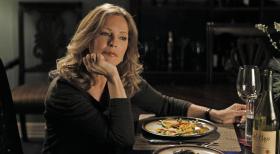Navy CIS - Bei den Ermittlungen in einem neuen Fall, stoßen Gibbs und seine Kollegen auf Duckys neue Romanze Mary Courtney (Cheryl Ladd). Doch hat sie wirklich etwas damit zu tun? © CBS Television