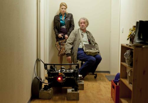 Danni Lowinski - Während Danni (Annette Frier, l.) mit ihren neuen Klienten beschäftigt ist, erwirbt Kurt (Axel Siefer, r.) seinen elektrischen Traum-Luxusrollstuhl, an dem er sich allerdings nur kurz erfreuen kann, denn das Gefährt passt nicht durch die Wohnungstür ... © SAT.1