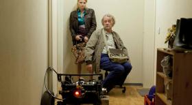 Danni Lowinski - Während Danni (Annette Frier, l.) mit ihren neuen Klienten beschäftigt ist, erwirbt Kurt (Axel Siefer, r.) seinen elektrischen Traum-Luxusrollstuhl, an dem er sich allerdings nur kurz erfreuen kann, denn das Gefährt passt nicht durch die Wohnungstür ... © SAT.1