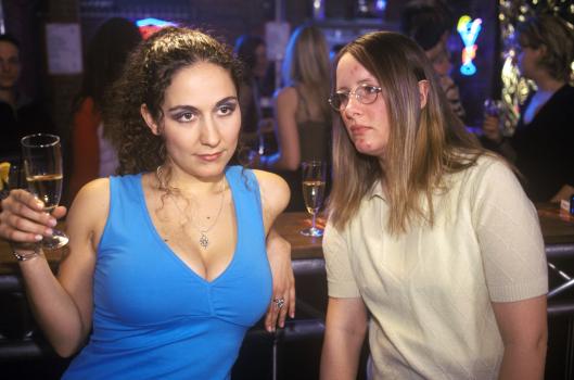 Kennt nicht jeder Mann so ein Duo, die hübsche Frau mit ihrer unattraktiven Freundin? Ist doch nur ein Klischee? Das sagen Sie! (Shirin Soraya, l.; Nina Vorbrodt, r.) © Sat.1