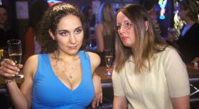 Kennt nicht jeder Mann so ein Duo, die hübsche Frau mit ihrer unattraktiven Freundin? Ist doch nur ein Klischee? Das sagen Sie! (Shirin Soraya, l.; Nina Vorbrodt, r.) © Sat.1