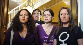 Frauen an die Macht und nieder mit dem Macho-Geheimbund der Freimaurer! Frauen können sich ja nicht immer alles bieten lassen - eine Vereinigung, wo sie absolut tabu sind, geht wirklich nicht. Da hilft nur eins: Frau muss sich gewaltsam Einlass in die heiligen Hallen verschaffen, um der männlichen Geheimniskrämerei endlich ein Ende zu machen... (v.l.n.r. Shirin Soraya, Thomas M. Held, Emily Wood, Nina Vorbrodt) © Sat.1