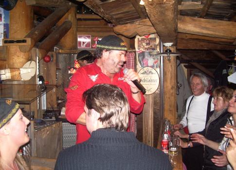 Stadl-Betreiber Niki Ganahl sieht wirklich aus wie ein Bär: Der urige Mann aus den Bergen ist Gastronom und Entertainer in einer Person ... © SAT.1