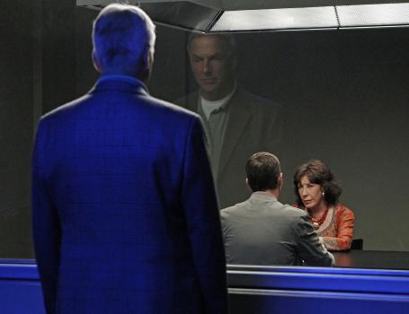 Navy CIS - Gibbs (Mark Harmon, l.) und sein Team müssen den Mord an einem Offizier untersuchen, der an einem Geheimprojekt gearbeitet hat. Für McGee (Sean Murray, M.) wird die Sache persönlich, da sie bei den Ermittlungen auf seine Großmutter Penelope (Lily Tomlin, r.) stoßen ... © CBS Television