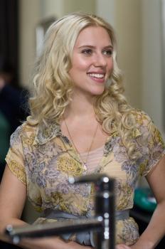 Er steht einfach nicht auf Dich - Janine und Ben sind seit dem College ein Paar und seit kurzer Zeit verheiratet. Während sie sich ein Haus kaufen und es nach ihren Vorstellungen renovieren, lernt er im Supermarkt die hübsche Anna (Scarlett Johansson) kennen. Aus der anfänglichen Freundschaft zischen beiden wird bald mehr ... © Warner Brother