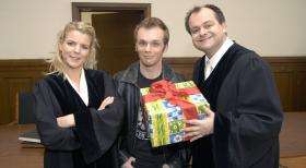 Bei Mirja Boes, Ralf Schmitz und Markus Majowski (v.l.n.r.), den Darstellern von "DIE DREISTEN DREI - DIE COMEDY WG", gibt es auch bei Gericht viel zu lachen. © Sat.1