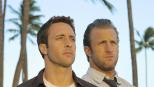 Kämpfen gegen das organisierte Verbrechen auf den sonnenverwöhnten Stränden von Hawaii: Steve McGarrett (Alex O'Loughlin, l.) und Danny Williams (Scott Caan, r.) ... © TM &   2010 CBS Studios Inc. All Rights Reserved.