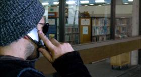Der militante Technologiegegner und Bombenattentäter hält telefonisch Kontakt mit den Ermittlern des BAU-Teams. © Touchstone Television