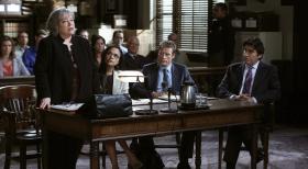 Harry's Law - Versuchen alles, um den Fall von Eric Sanders (Alfred Molina, r.) zu gewinnen: Harry (Kathy Bates, l.), Cassie (Karen Olivo, 2.v.l.) und Oliver (Mark Valley, 2.v.r.) ... © Warner Bros. Television
