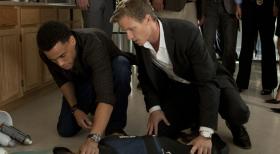 Common Law - Die beiden Cops Travis (Michael Ealy, l.) und Wes (Warren Kole, r.) untersuchen die Schüsse auf einen Kollegen und kümmern sich währenddessen um den Hund des Verletzten ... © 2012 USA Network Media, LLC