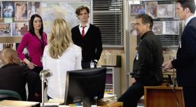 Criminal Minds - Untersuchen eine Serie brutaler Einbrüche und Morde in kalifornischen Vorstädten: Derek (Shemar Moore, l.), Prentiss (Paget Brewster, 2.v.l.), JJ (AJ Cook, 3.v.l.), Reid (Matthew Gray Gubler, 3.v.r.), Rossi (Joe Mantegna, 2.v.r.) und Hotch (Thomas Gibson, r.) ... © ABC Studios