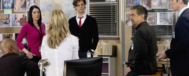 Untersuchen eine Serie brutaler Einbrüche und Morde in kalifornischen Vorstädten: Derek (Shemar Moore, l.), Prentiss (Paget Brewster, 2.v.l.), JJ (AJ Cook, 3.v.l.), Reid (Matthew Gray Gubler, 3.v.r.), Rossi (Joe Mantegna, 2.v.r.) und Hotch (Thomas Gibson, r.) ... © ABC Studios