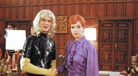 LADYLAND - Hermann Wittekopf (Matthias Matschke, l.) begrüßt seine Angestellte Vera Hinnerks (Anke Engelke, r.) auf seiner Swingerparty. © Martin Lässig Sat.1