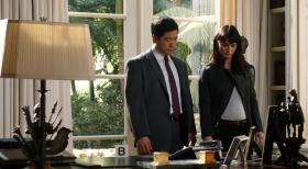 Ermitteln im Mordfall Xander Harrington: Kimball (Tim Kang, l.) und Teresa (Robin Tunney, r.) ... © Warner Brothers Entertainment Inc.