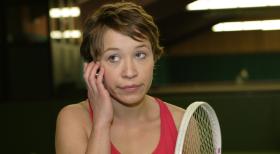 Weibsbilder - Trotz telefonischer Ankündigung des Aufschlags ist die Tennisspielerin (Sabine Menne) von der Ankunft des Balles völlig überrascht ... © Frank Hempel Sat.1