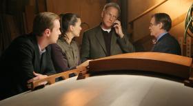 Als die Leiche von La Grenouille gefunden wird und sich zeigt, dass er ermordet wurde, wird das gesamte NCIS Team (v.l.n.r. Sean Murray, Cote de Pablo, Mark Harmon und David McCallum) einer Untersuchung durch das FBI unterzogen ... © CBS Television