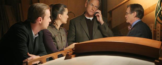Als die Leiche von La Grenouille gefunden wird und sich zeigt, dass er ermordet wurde, wird das gesamte NCIS Team (v.l.n.r. Sean Murray, Cote de Pablo, Mark Harmon und David McCallum) einer Untersuchung durch das FBI unterzogen ... © CBS Television Als die Leiche von La Grenouille gefunden wird und sich zeigt, dass er ermordet wurde, wird das gesamte NCIS Team (v.l.n.r. Sean Murray, Cote de Pablo, Mark Harmon und David McCallum) einer Untersuchung durch das FBI unterzogen ... © CBS Television
