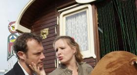 Horoskope, Zukunft vorhersagen, aus der Hand lesen - alles Mumpitz, oder? Aber was tut Mann nicht alles für die liebe Freundin! (Nina Vorbrodt, r. und Hanno Friedrich, l.) © Sat.1