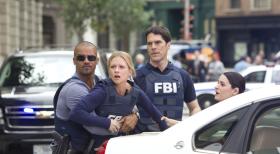 Criminal Minds - Ein Banküberfall, wird für Team zu einem Horroreinsatz: Morgan (Shemar Moore, l.), JJ (AJ Cook, 2.v.l.), Prentiss (Paget Brewster, r.) und Hotch (Thomas Gibson, 2.v.r.) ... © ABC Studios