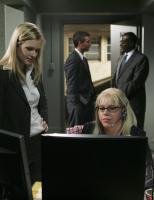 Penelope Garcia (Kirsten Vangsness, vorne r.) und J.J. (A.J. Cook, vorne l.) stehen vor einem Rätsel ... © Touchstone Television
