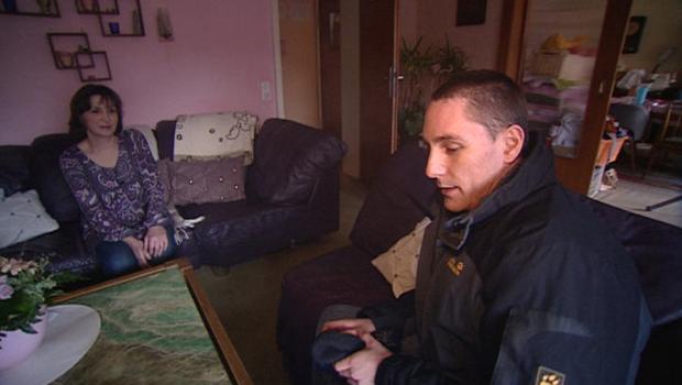 Jan Welsch (r.) hat ein Haus geerbt. Doch die Mieter, unter anderem Frau W. (l.), zahlen nicht. Jetzt steht er vor dem finanziellen Ruin ... © SAT.1