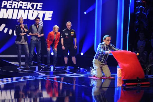 Die perfekte Minute - "Die perfekte Minute": Ulla Kock am Brink (M.), Britt Hagedorn (l.), Stefan Gödde (2.v.l.), Wigald Boning (r.) und Joey Kelly (2.v.r.) ... © SAT.1