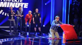 Die perfekte Minute - "Die perfekte Minute": Ulla Kock am Brink (M.), Britt Hagedorn (l.), Stefan Gödde (2.v.l.), Wigald Boning (r.) und Joey Kelly (2.v.r.) ... © SAT.1