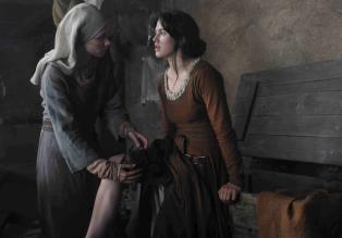 Das verlorene Labyrinth (1) - Um das wichtige "Buch der Wörter" aus der besetzten Stadt in Sicherheit zu bringen, greifen Alaïs (Jessica Brown-Findlay, r.) und ihre treue Zofe Rixande (Lena Dörrie, l.) zu einem Trick ... © SAT.1/2011 Tandem Productions GmbH & Film Afrika Worldwide (Pty) Limited South Africa. All Rights Reserved.