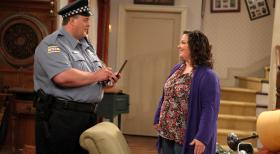 Mike & Molly - Werden sie endlich zueinanderfinden? Molly (Melissa McCarthy, r.) und Mike (Billy Gardell, l.) © 2010 CBS Broadcasting Inc. All Rights Reserved.