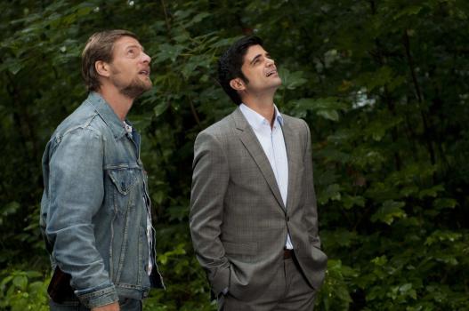 Der letzte Bulle - Schon bald wird Mick (Henning Baum, l.) und Andreas (Maximilian Grill, r.) klar, dass der Kompagnon des Ermordeten nicht so harmlos ist, wie er sich darstellt ... © SAT.1