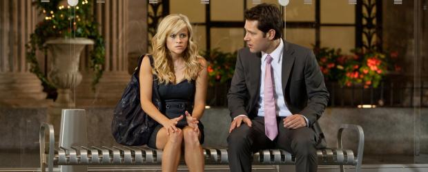 Liebe mit Hindernissen: Lisa (Reese Witherspoon, l.) muss sich zwischen dem selbstverliebten Frauenhelden Matty und dem seriösen Geschäftsmann George (Paul Rudd, r.) entscheiden ... © 2010 Columbia Pictures Industries, Inc. All Rights Reserved.