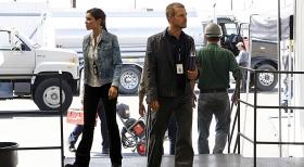 Special Agent G. Callen (Chris O'Donnell, r.) und Special Agent Kensi Blye (Daniela Ruah, l.) ermitteln undercover in einem neuen Mordfall ... © CBS Studios Inc. All Rights Reserved.