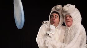 Zeigen ihre beeindruckende Eisbären-Pantomime: Bastian (Bastian Pastewka, l.) und Jos (Freek de Jonge, r.) ... © SAT.1
