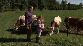 Schicksale - und plötzlich ist alles anders - Die 39-jährige Julia macht gemeinsam mit ihren beiden Kindern und ihrem neuen Freund Holger Urlaub auf einem Bauernhof. Julia ist bis über beide Ohren in den 42-Jährigen verliebt. Aber ein Zeitungsartikel trübt ihre Stimmung: Drei Brände in der Umgebung geben ihr zu denken. Als Julia ein Telefongespräch mit ihrer Arbeitskollegin Sabrina führt, vertraut sie ihre Kinder Holger an. Ein fataler Fehler, wie sich an diesem Tag herausstellt ... © SAT.1
