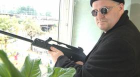 Leon (Markus Maria Profitlich) soll als Killer einen Auftragsmord begehen. © Sat.1