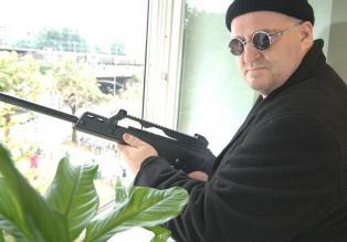 Leon (Markus Maria Profitlich) soll als Killer einen Auftragsmord begehen. © Sat.1