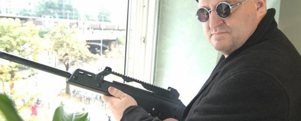 Leon (Markus Maria Profitlich) soll als Killer einen Auftragsmord begehen. © Christopher Adolph Sat.1
