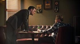 The Mentalist - Als Steve Rigsby (William Forsythe, r.) am Schauplatz eines Verbrechens schwer verletzt aufgefunden wird, muss sein Sohn Wayne (Owain Yeoman, l.) gemeinsam mit seinen Kollegen, den Fall aufklären ... © Warner Bros. Television