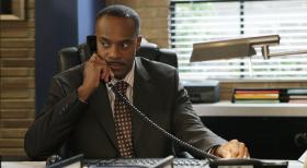 Ein Petty-Officier ist ermordet worden. Gibbs beginnt zu ermitteln und schon bald deckt er unglaubliche Zusammenhänge zwischen dem Mord an dem Petty-Officer und dem neuen NCIS- Direktor Leon Vance (Rocky Carroll) auf ... © CBS Television