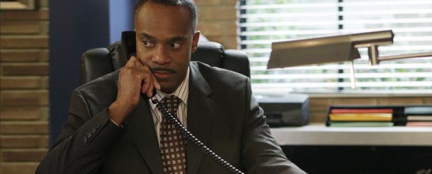 Ein Petty-Officier ist ermordet worden. Gibbs beginnt zu ermitteln und schon bald deckt er unglaubliche Zusammenhänge zwischen dem Mord an dem Petty-Officer und dem neuen NCIS- Direktor Leon Vance (Rocky Carroll) auf ... © CBS Television Ein Petty-Officier ist ermordet worden. Gibbs beginnt zu ermitteln und schon bald deckt er unglaubliche Zusammenhänge zwischen dem Mord an dem Petty-Officer und dem neuen NCIS- Direktor Leon Vance (Rocky Carroll) auf ... © CBS Television
