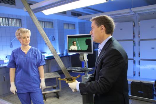 Aufklärungsarbeit in der Gerichtsmedizin: Dr. Saskia Guddat (l.) und Ulrich Meyer (r.) ... © SAT.1