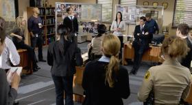 Criminal Minds - Ein neuer Fall beschäftigt Derek (Shemar Moore, hinten 2.v.l.), Prentiss (Paget Brewster, hinten 3.v.r.), JJ (AJ Cook, hinten l.), Reid (Matthew Gray Gubler, hinten 3.v.l.), Rossi (Joe Mantegna, hinten r.) und Hotch (Thomas Gibson, hinten 2.v.r.) ... © ABC Studios