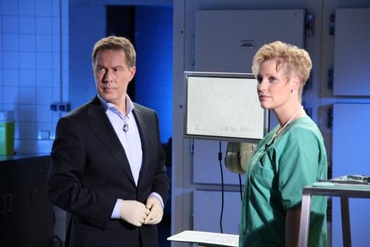 Ulrich Meyer (l.) liefert gemeinsam mit Rechtsmedizinerin Dr. Saskia Guddat (r.) Einblicke in die Aufklärung spektakulärer Kriminalfälle ... © SAT.1