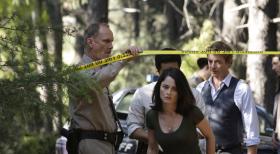 Sehen sich den Tatort an, um den Fall schnellstmöglich abschließen zu können: Kimball Cho (Tim Kang, hinten M.), Teresa Lisbon (Robin Tunney, vorne M.), Patrick Jane (Simon Baker, r.) und Sheriff Nelson (Michael O'Neill l, l.) ... © Warner Bros. Television