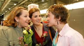 Weibsbilder - Die Urlauberin (Sabine Menne, r.) schwärmt ihren Freundinnen (Mackie Heilmann, l.; Judith Döker, M.) von den Vorzügen der kubanischen Männer vor... © Christopher Adolph Sat.1